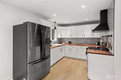 Kitchen - 11622 35th Ave SE, Everett, WA 98208 photo 1 of 4