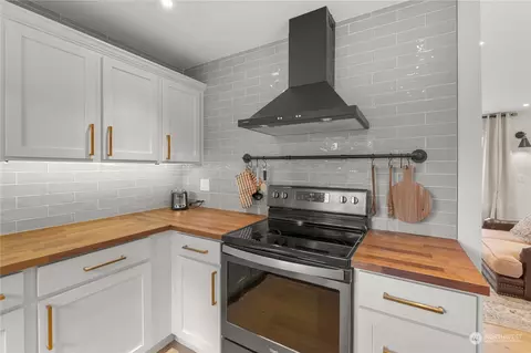 Kitchen - 11622 35th Ave SE, Everett, WA 98208 photo 3 of 4