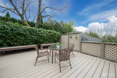 Exterior - 2223 Everett Ave E, Seattle, WA 98102 photo 3 of 5