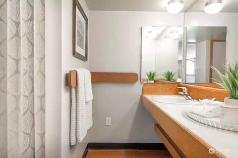 Bath - 2223 Everett Ave E, Seattle, WA 98102 photo 2 of 2