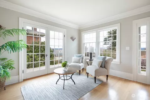 Living - 2223 Everett Ave E, Seattle, WA 98102 photo 1 of 4