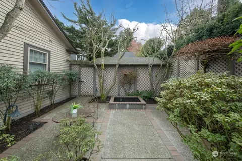 Exterior - 2223 Everett Ave E, Seattle, WA 98102 photo 4 of 5