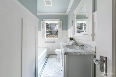 Bath - 2223 Everett Ave E, Seattle, WA 98102 photo 1 of 2