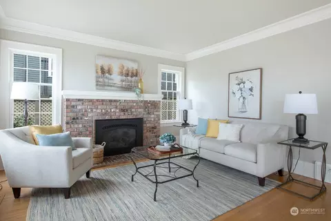 Living - 2223 Everett Ave E, Seattle, WA 98102 photo 4 of 4