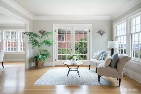 Living - 2223 Everett Ave E, Seattle, WA 98102 photo 3 of 4