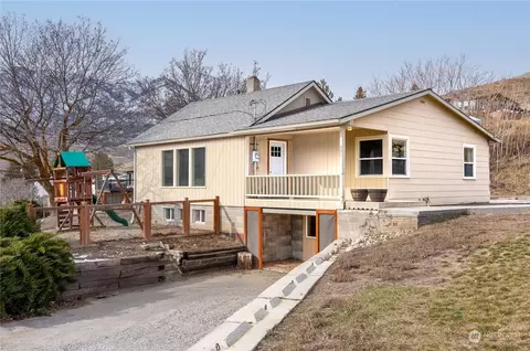 490 W Beach St, Pateros, WA 98846