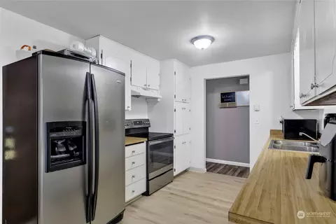 Kitchen - 135 167th St E, Spanaway, WA 98387 photo 2 of 4