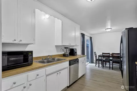 Kitchen - 135 167th St E, Spanaway, WA 98387 photo 4 of 4