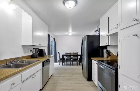 Kitchen - 135 167th St E, Spanaway, WA 98387 photo 3 of 4
