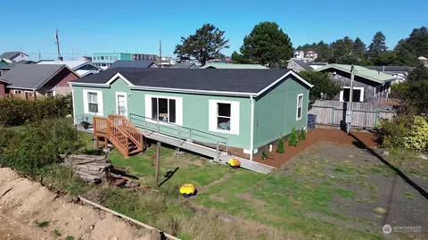 26 3rd St S, Pacific Beach, WA 98571