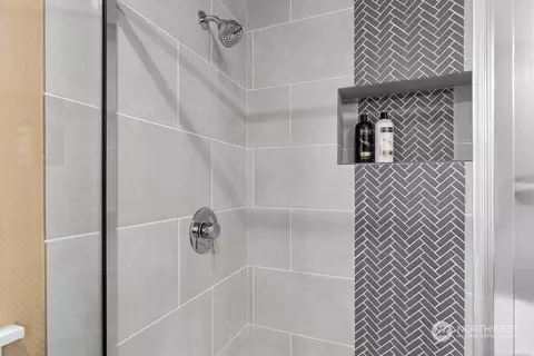 Bath - 17912 3rd Pl SW, Bothell, WA 98012 photo 7 of 8