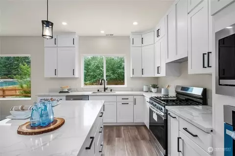 Kitchen - 19528 22nd Ave SE #A, Bothell, WA 98012 photo 3 of 4