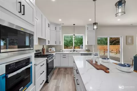 Kitchen - 19528 22nd Ave SE #B, Bothell, WA 98012 photo 3 of 3