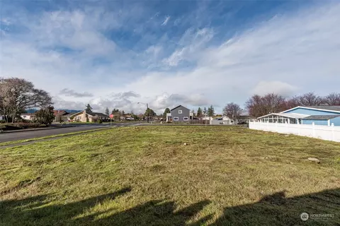 696 W Fir St, Sequim, WA 98382