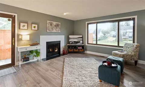 Living - 2227 Monroe Ave, Everett, WA 98203 photo 3 of 5