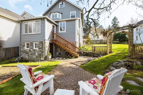 514 S 3rd St, La Conner, WA 98257