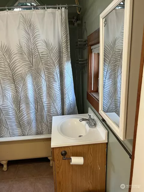 Bath - 505 Spruce St E, Ilwaco, WA 98624 photo 1 of 3