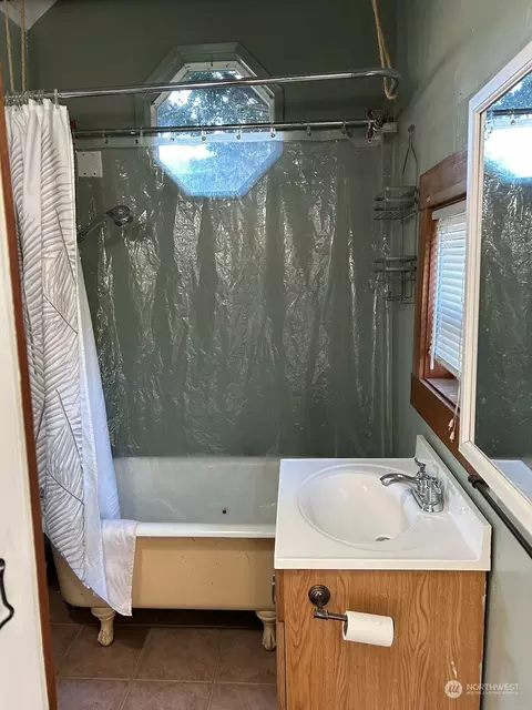 Bath - 505 Spruce St E, Ilwaco, WA 98624 photo 3 of 3