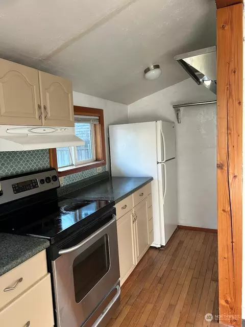Kitchen - 505 Spruce St E, Ilwaco, WA 98624 photo 1 of 3