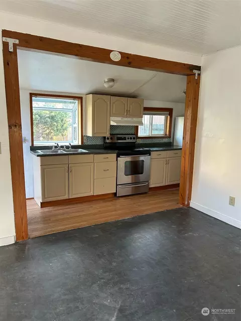 Kitchen - 505 Spruce St E, Ilwaco, WA 98624 photo 2 of 3