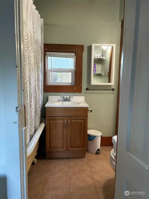 Bath - 505 Spruce St E, Ilwaco, WA 98624 photo 2 of 3