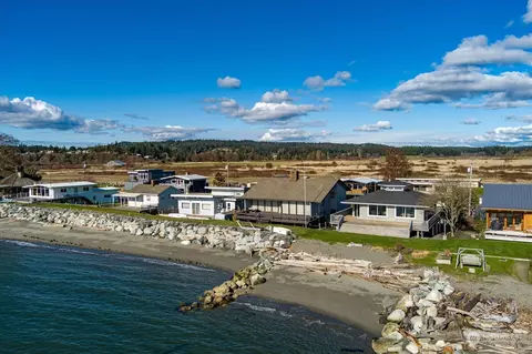 2596 Sunlight Beach Rd, Clinton, WA 98236