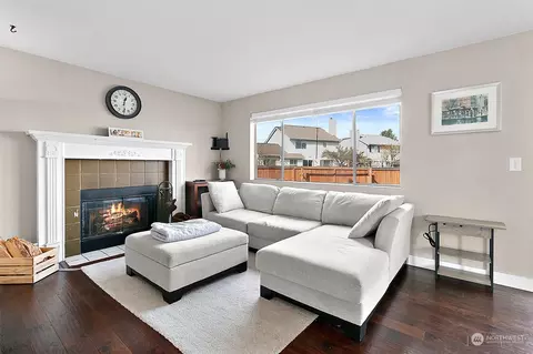 Living - 3357 Randall Pl, Enumclaw, WA 98022 photo 4 of 5