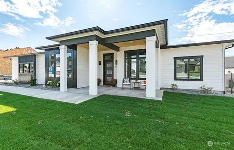 834 N Newport Loop, East Wenatchee, WA 98802