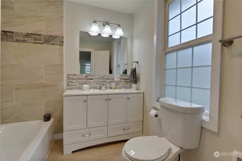 Bath - 6220 Parker Rd E, Sumner, WA 98390 photo 2 of 3