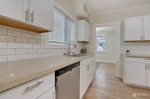 Kitchen - 6220 Parker Rd E, Sumner, WA 98390 photo 3 of 4