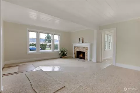 Living - 6220 Parker Rd E, Sumner, WA 98390 photo 2 of 3