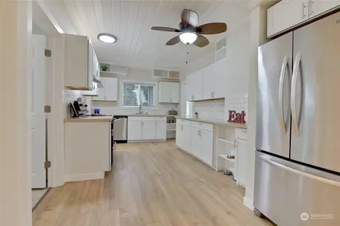 Kitchen - 6220 Parker Rd E, Sumner, WA 98390 photo 2 of 4