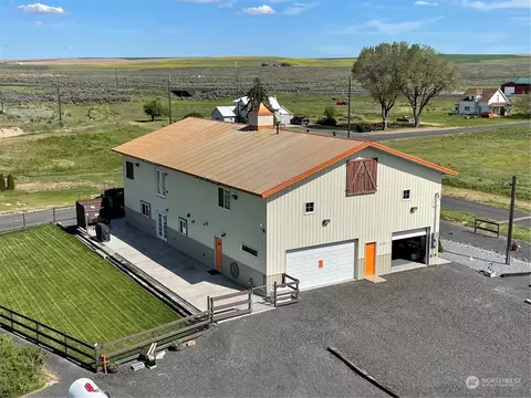 10 E Chestnut St, Almira, WA 99103