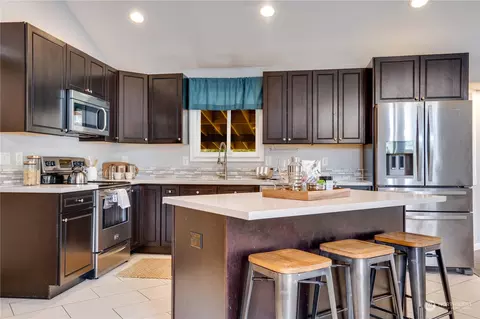 Kitchen - 28515 30th Ave E, Spanaway, WA 98387 photo 2 of 4
