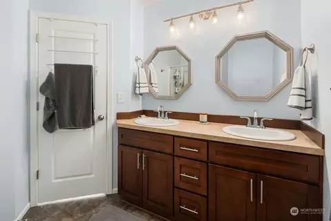 Bath - 3403 31st Dr, Everett, WA 98201 photo 2 of 4
