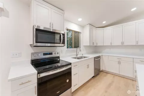Kitchen - 1133 121st Pl SE, Everett, WA 98208 photo 3 of 4