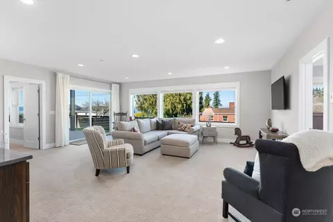 Living - 4620 Seahurst Ave, Everett, WA 98203 photo 6 of 6