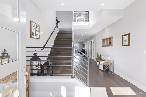 Entry Way - 4620 Seahurst Ave, Everett, WA 98203 photo 1 of 2