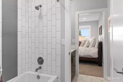 Bath - 4620 Seahurst Ave, Everett, WA 98203 photo 5 of 6