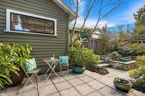 Exterior - 916 11th Ave E, Seattle, WA 98102 photo 3 of 10