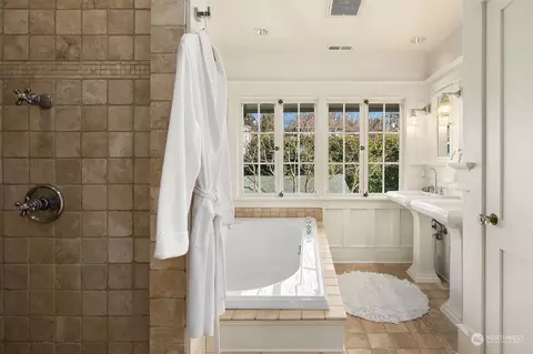 Bath - 916 11th Ave E, Seattle, WA 98102 photo 3 of 4