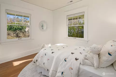 Bedroom - 916 11th Ave E, Seattle, WA 98102 photo 1 of 6