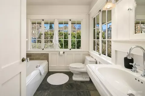 Bath - 916 11th Ave E, Seattle, WA 98102 photo 2 of 4