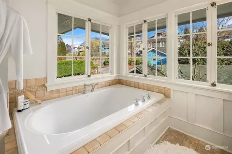 Bath - 916 11th Ave E, Seattle, WA 98102 photo 4 of 4