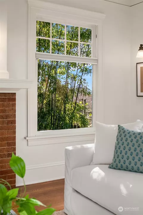 Living - 916 11th Ave E, Seattle, WA 98102 photo 4 of 7