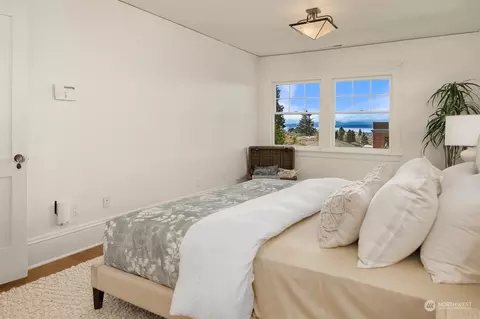 Bedroom - 916 11th Ave E, Seattle, WA 98102 photo 5 of 6