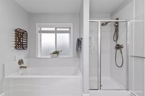 Bath - 4123 175th Pl SE, Bothell, WA 98012 photo 3 of 4