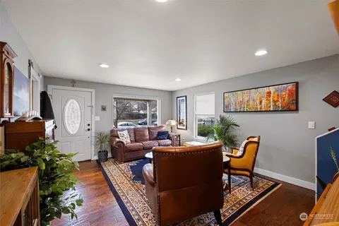 Living - 26 E Chestnut St, Walla Walla, WA 99362 photo 2 of 3