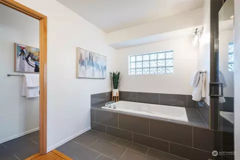 Bath - 215 22nd Ave E, Seattle, WA 98112 photo 3 of 5