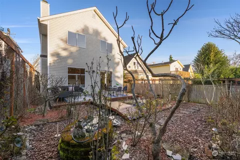 Exterior - 215 22nd Ave E, Seattle, WA 98112 photo 6 of 7